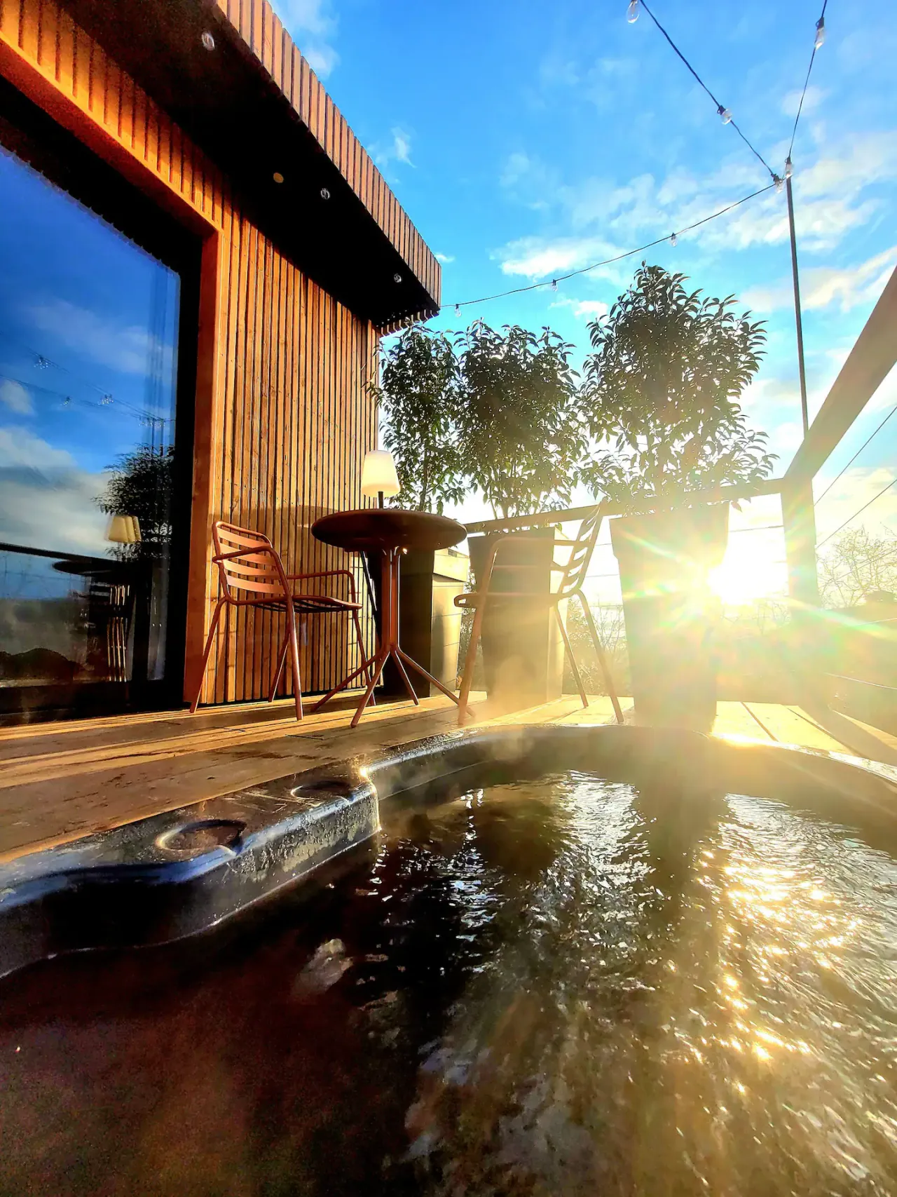 Bain nordique et terrasse de Hygge au soleil couchant