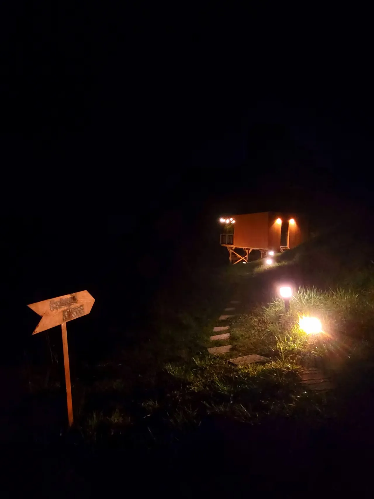 Chemin éclairé menant à la cabane de nuit