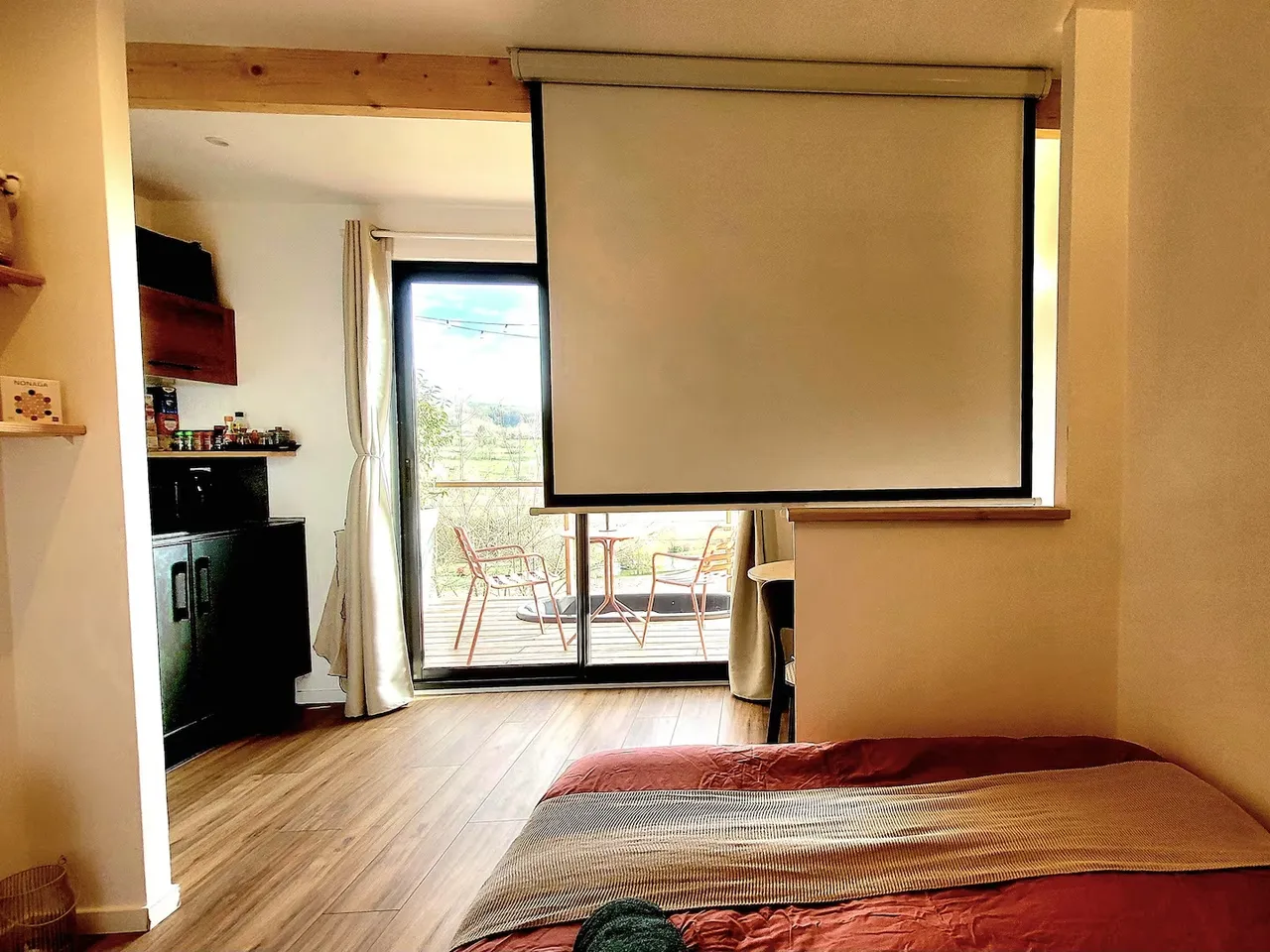 Écran du vidéoprojecteur face au lit