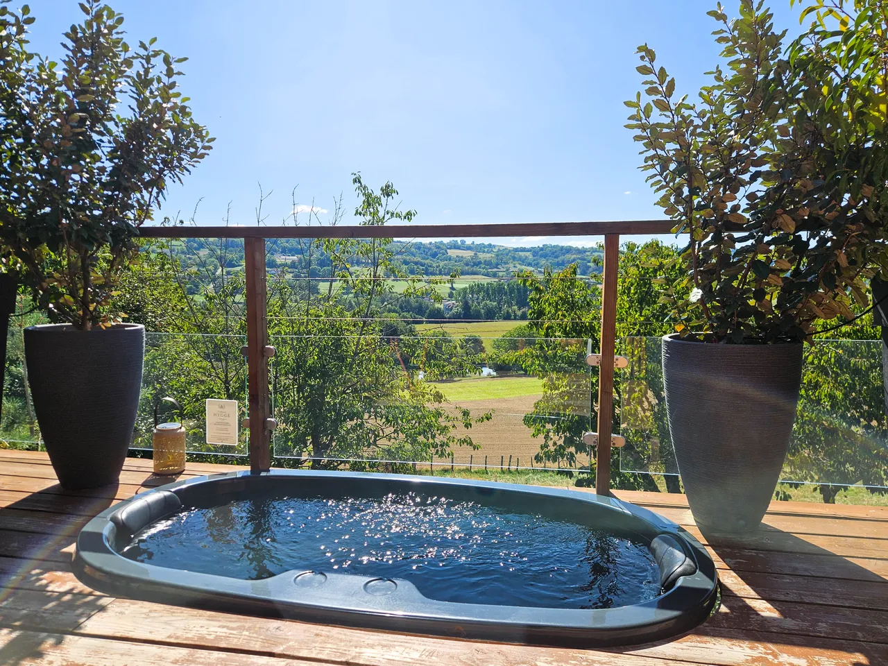 Bain nordique privatif avec vue sur la campagne iséroise
