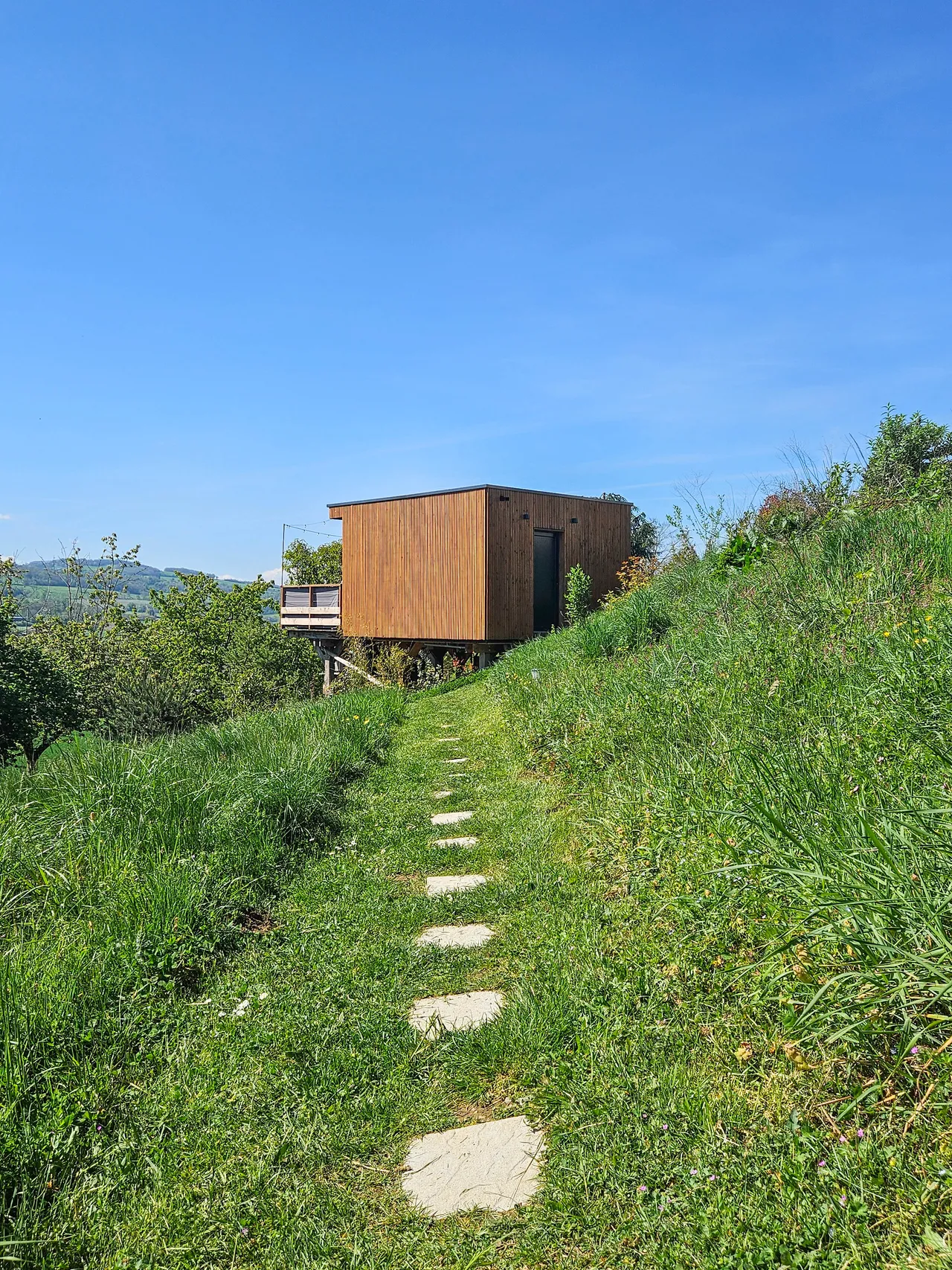 Chemin vers Hygge dans son écrin de verdure