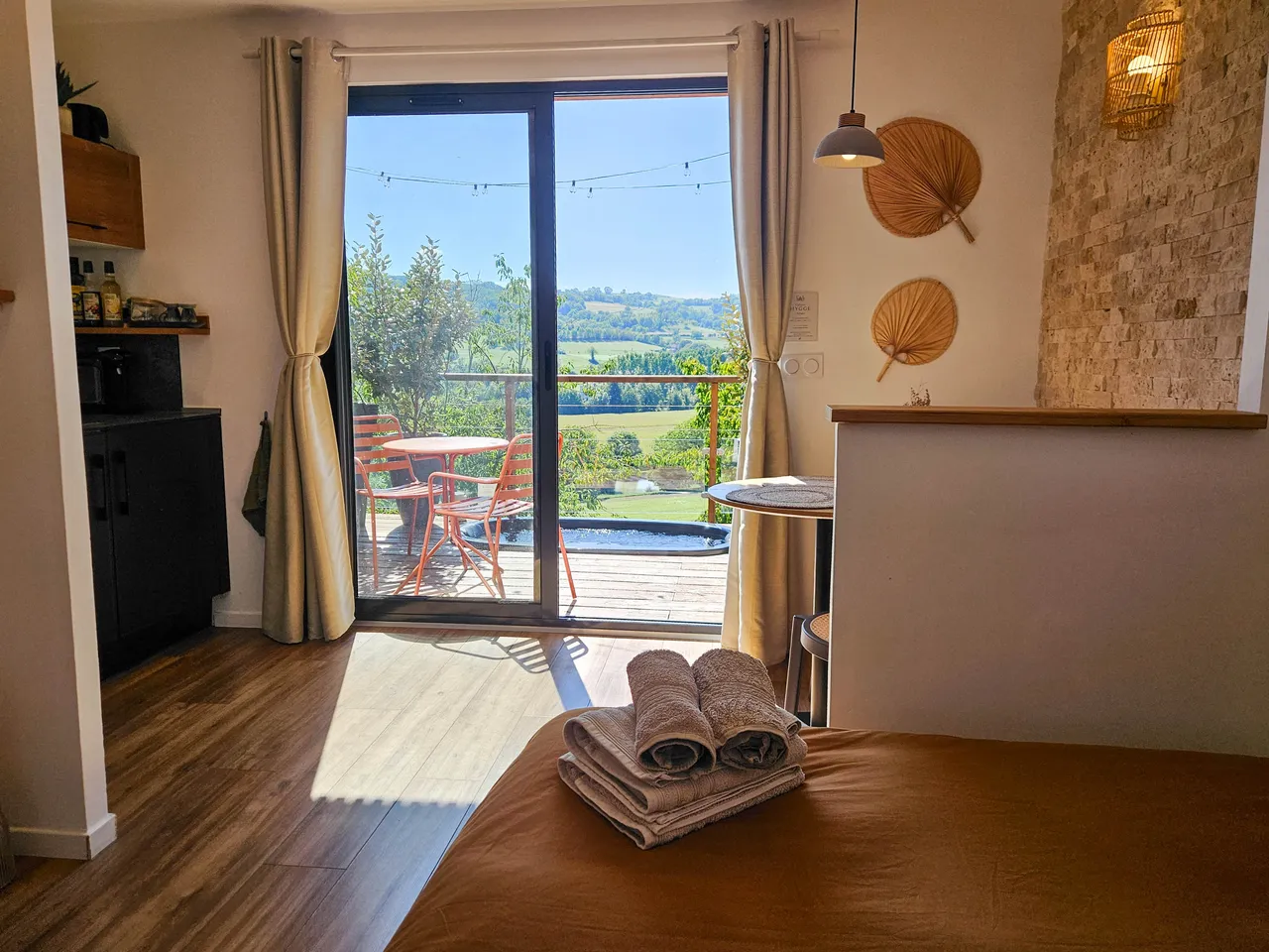 Intérieur de Hygge ouvert sur la terrasse, le bain nordique et la campagne
