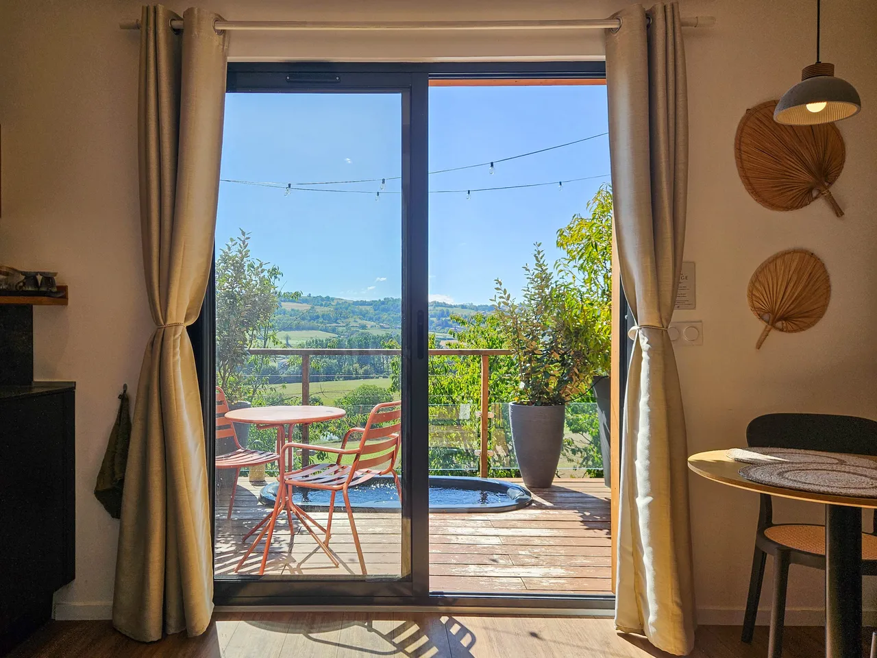 Espace repas de Hygge avec vue sur la terrasse