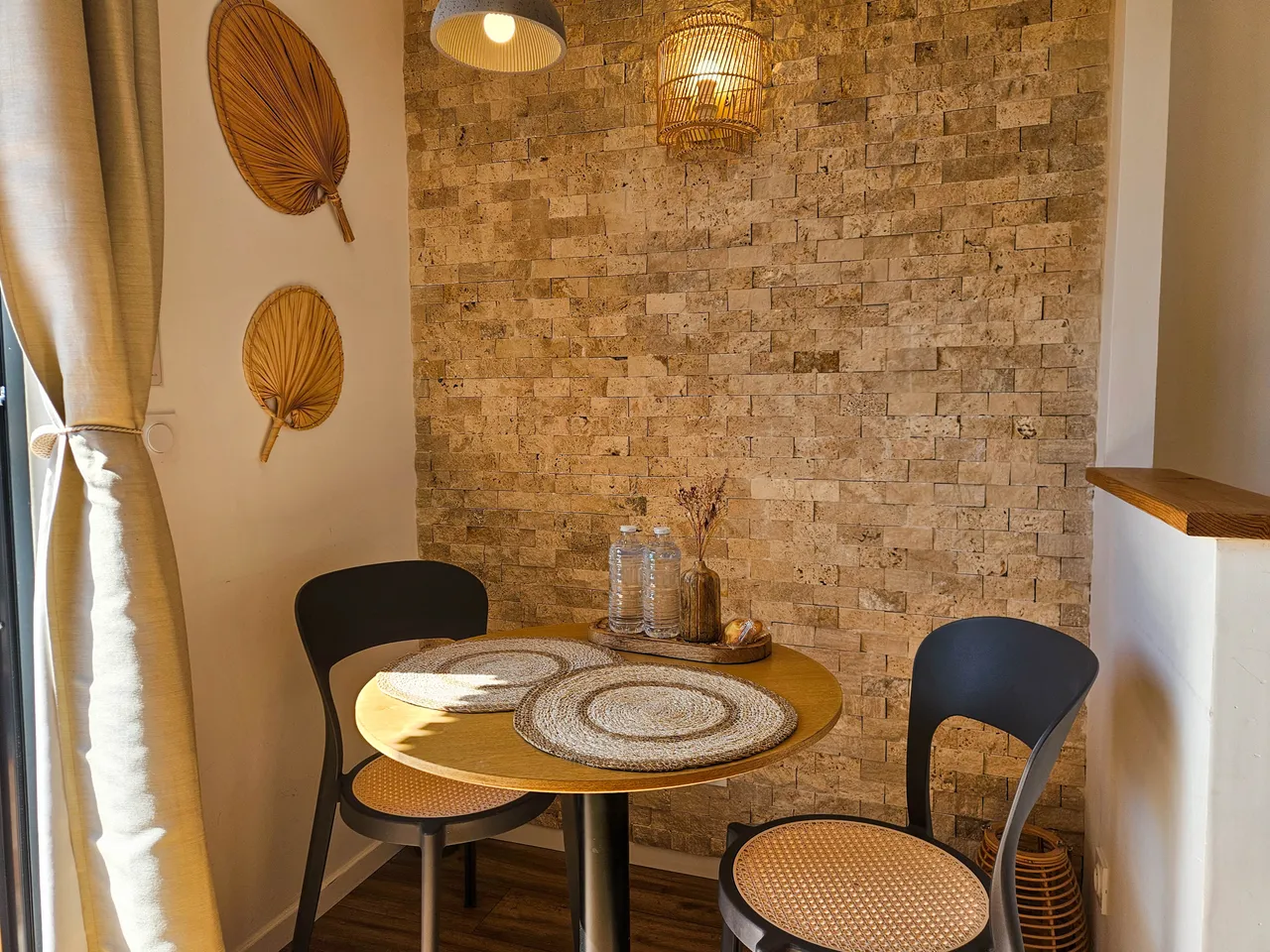 Table pour deux et mur en pierre naturelle de Hygge