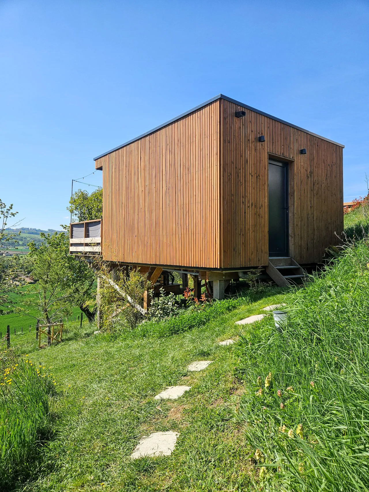 Façade en bois de Hygge dans son écrin de verdure