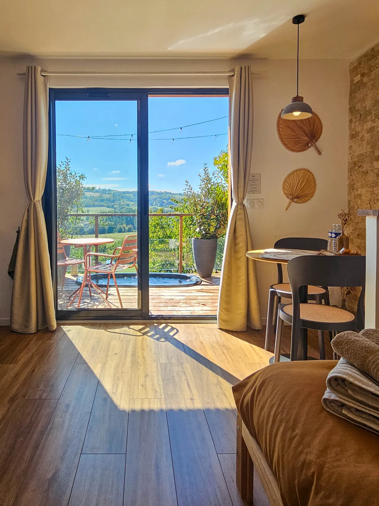 Pièce de vie de Hygge ouverte sur la terrasse et le paysage