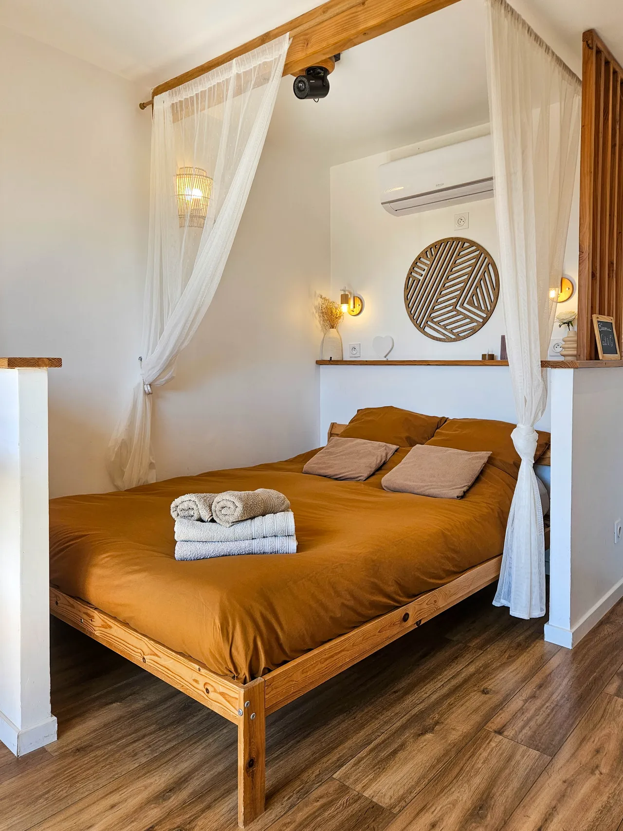 Lit double de Hygge sous sa structure en bois