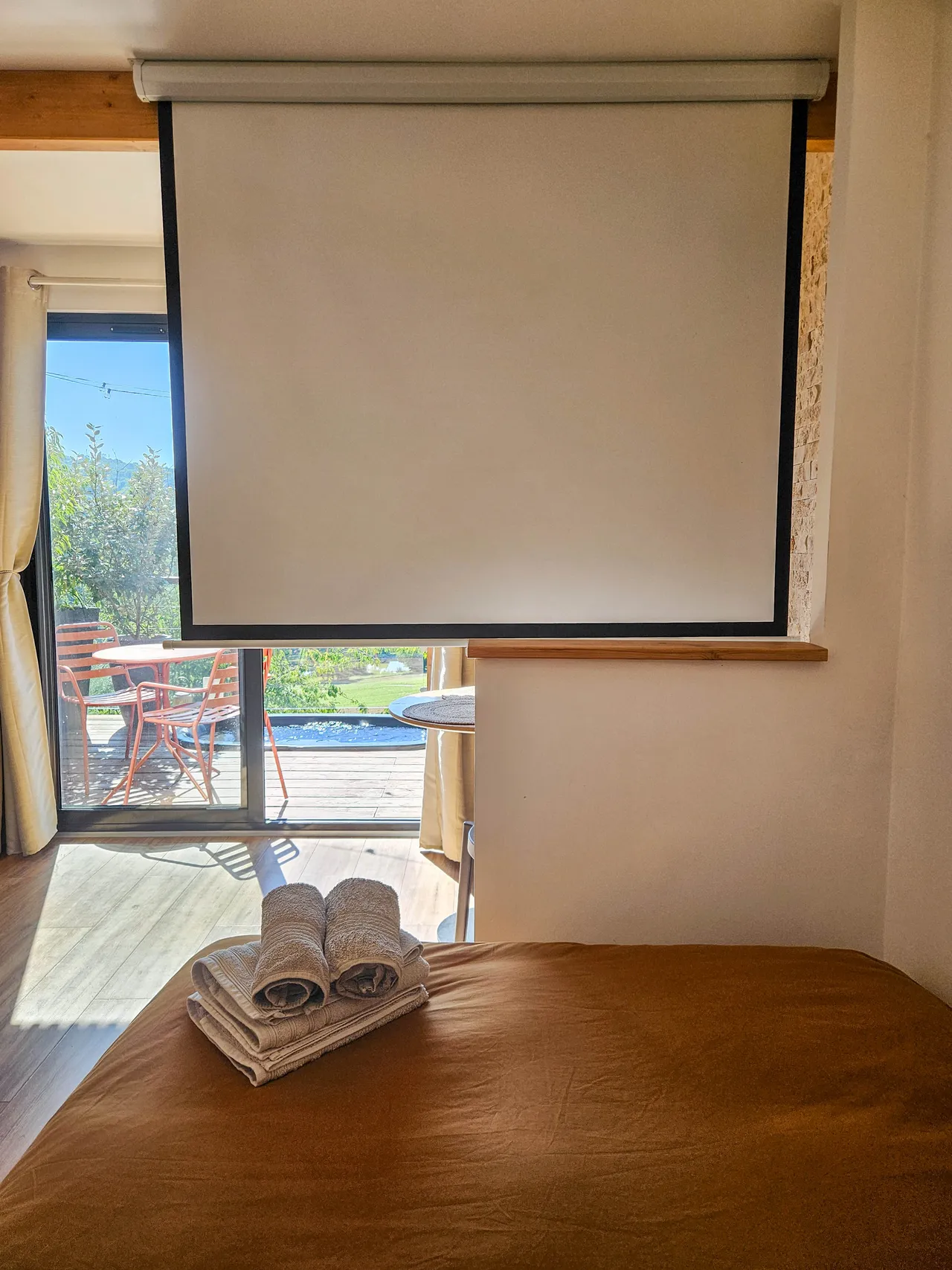 Vidéoprojecteur et lit de Hygge face à la terrasse