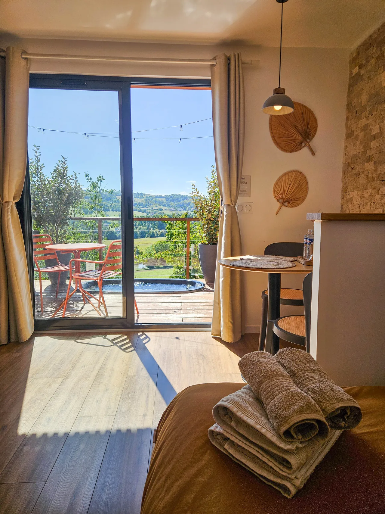 Vue depuis le lit de Hygge vers la terrasse et le bain nordique