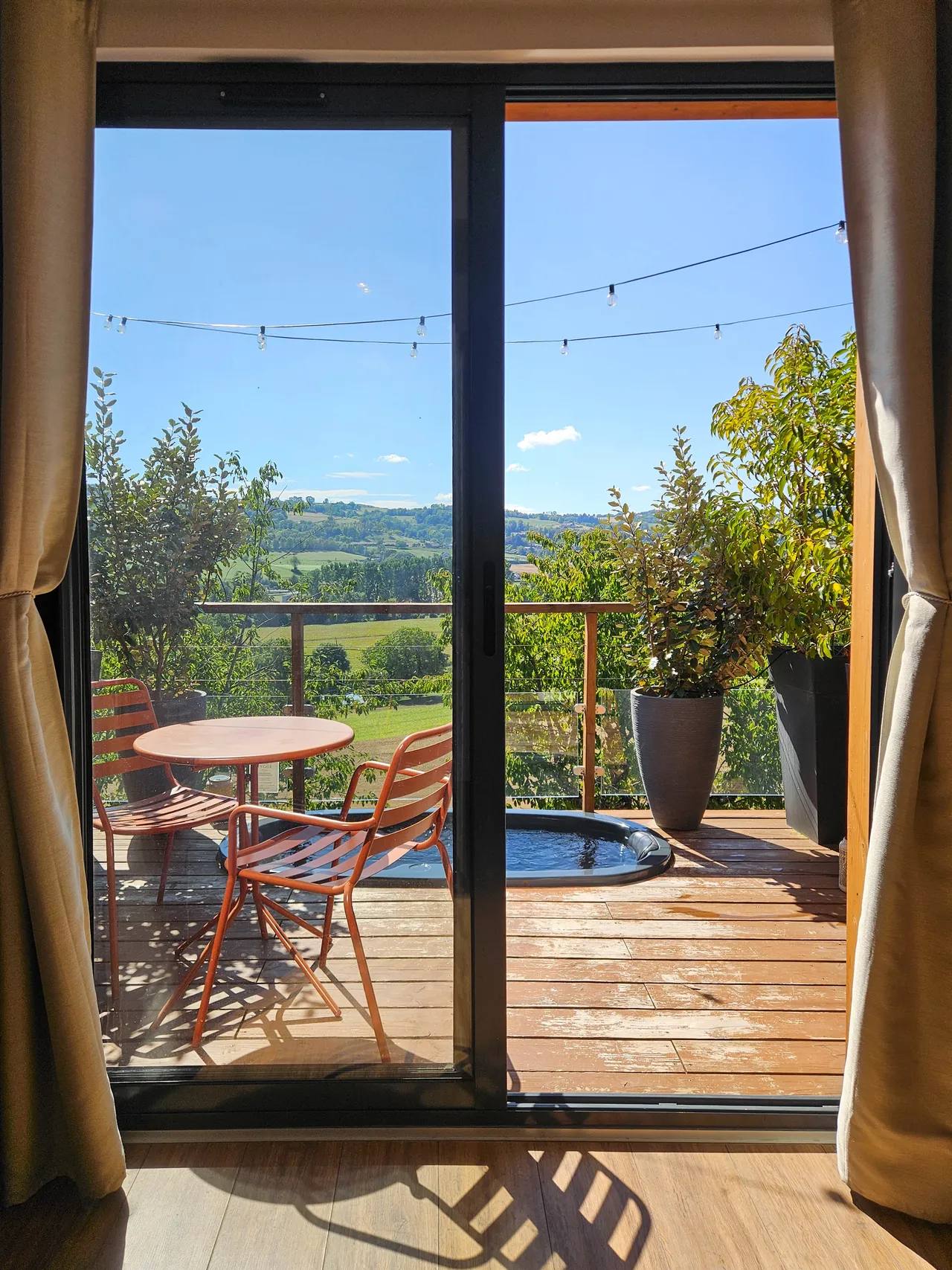 Vue depuis Hygge sur la terrasse et la campagne