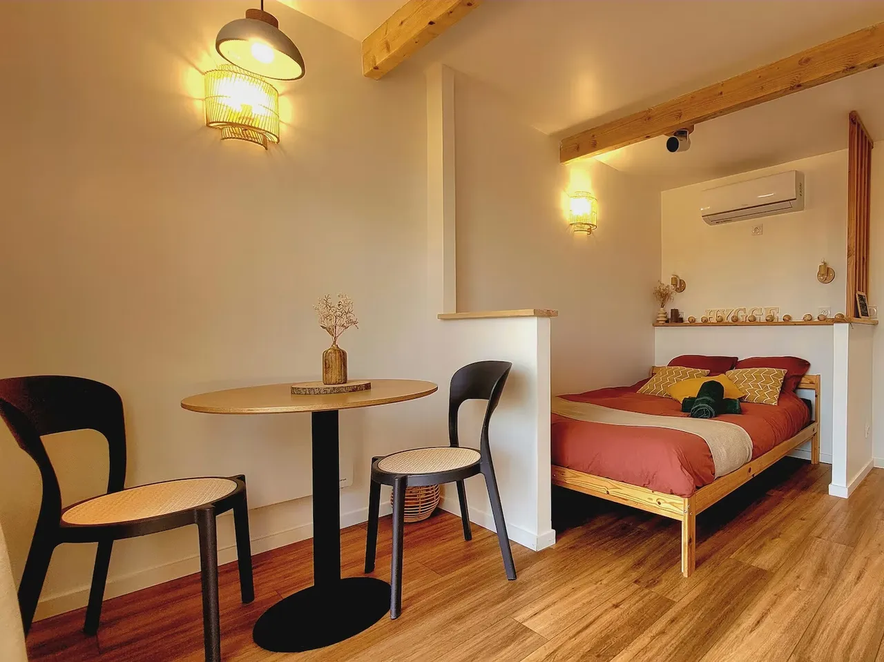 Vue générale de la cabane, du coin repas au lit double