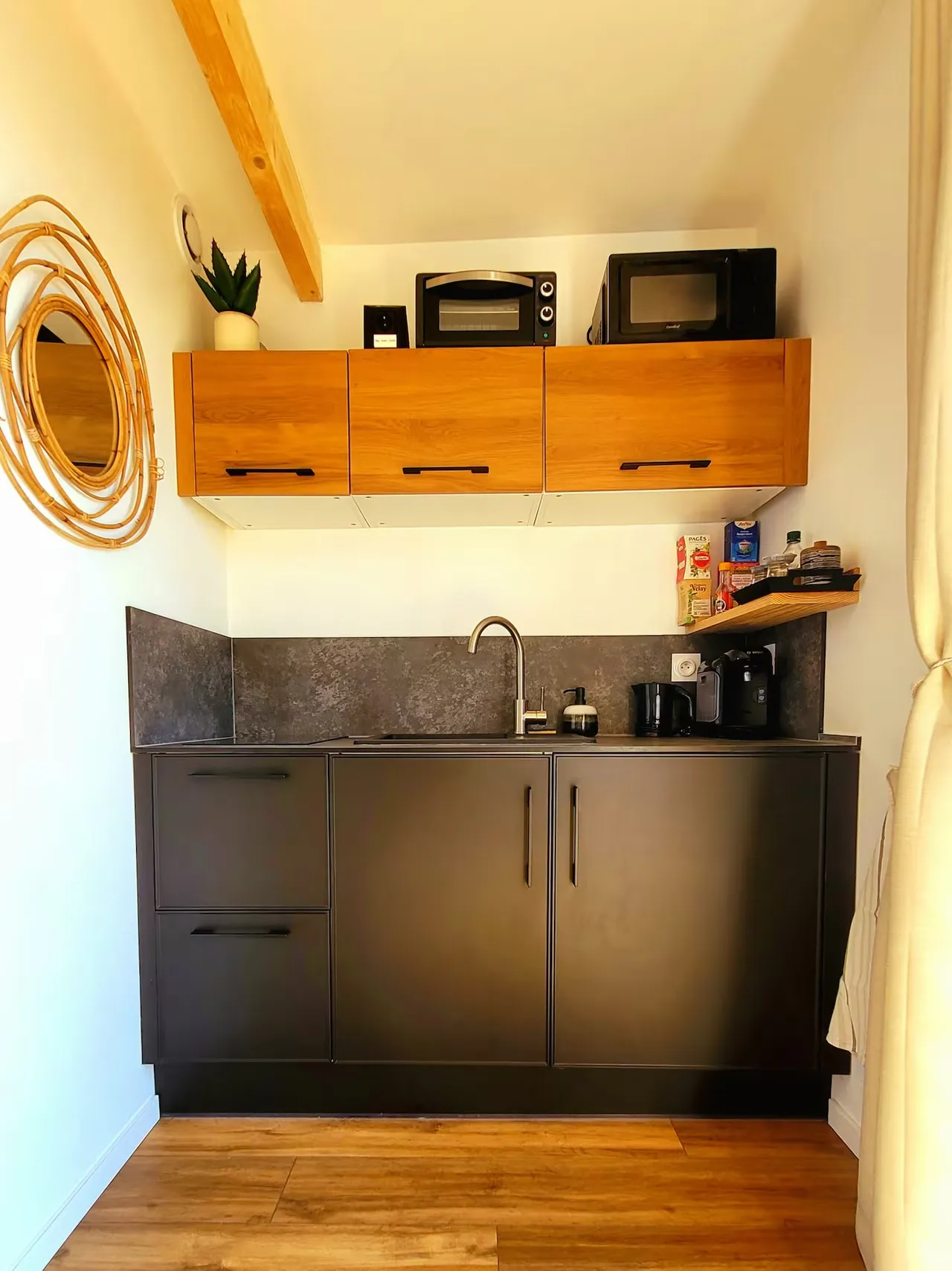 Kitchenette équipée et rangements en bois