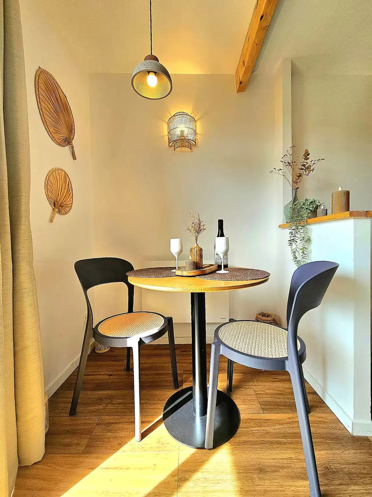 Table dressée pour deux dans la cabane