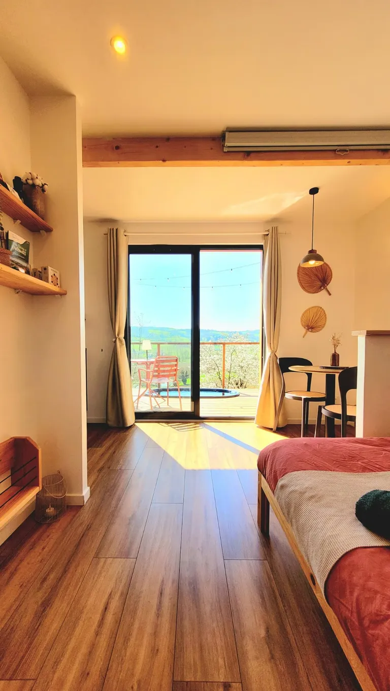 Vue intérieure depuis le lit vers la terrasse