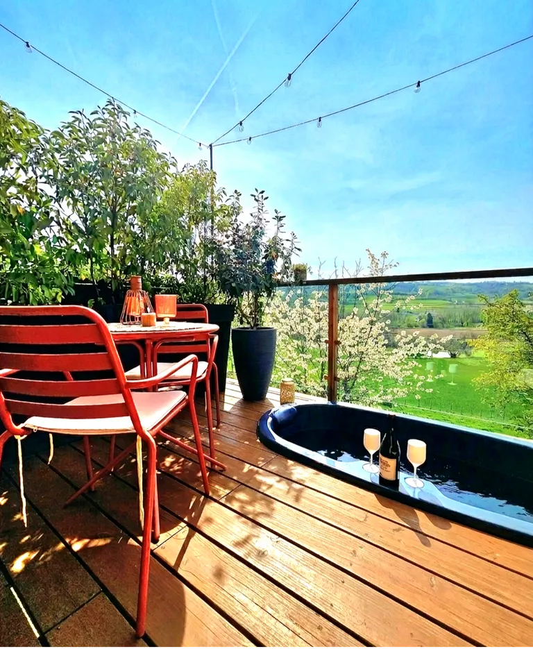 Terrasse en bois, bain nordique et vue sur la campagne